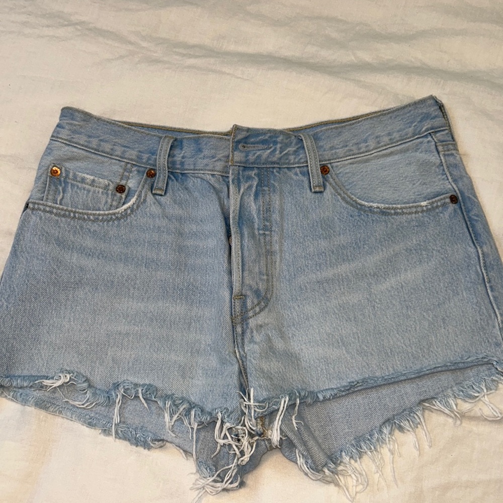 Light wash Levi 501 Jean shorts